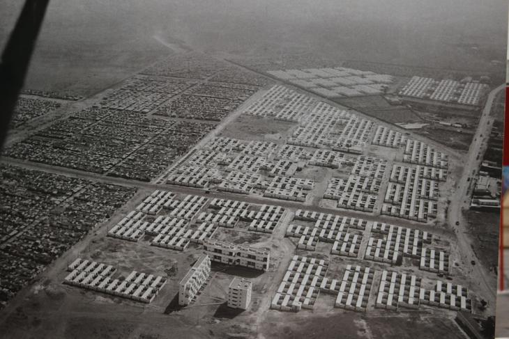 An aerial photograph shows "bidonvilles" side by side with new housing in Morocco (photo: Susanne Kaiser)