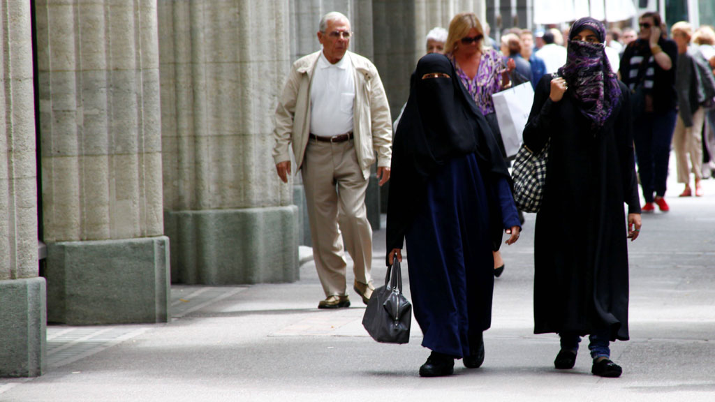 Burkaträgerinnen in Zürich; Foto: imago/Geisser