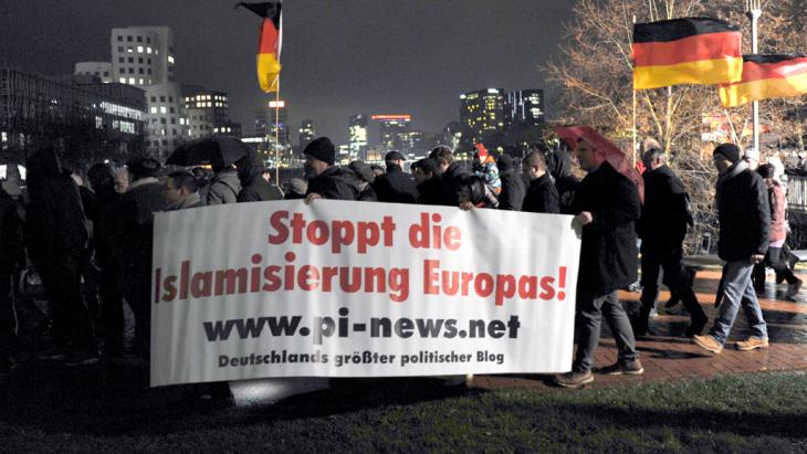 Pegida march in Dusseldorf (photo: picture-alliance/dpa/Caroline Seidel)