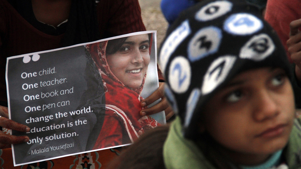 Pakistani girls in Islamabad celebrate Malala Yousafzai winning the Nobel Peace Prize, 10 December 2014 (photo: picture-alliance/epa/S. Shahzad)