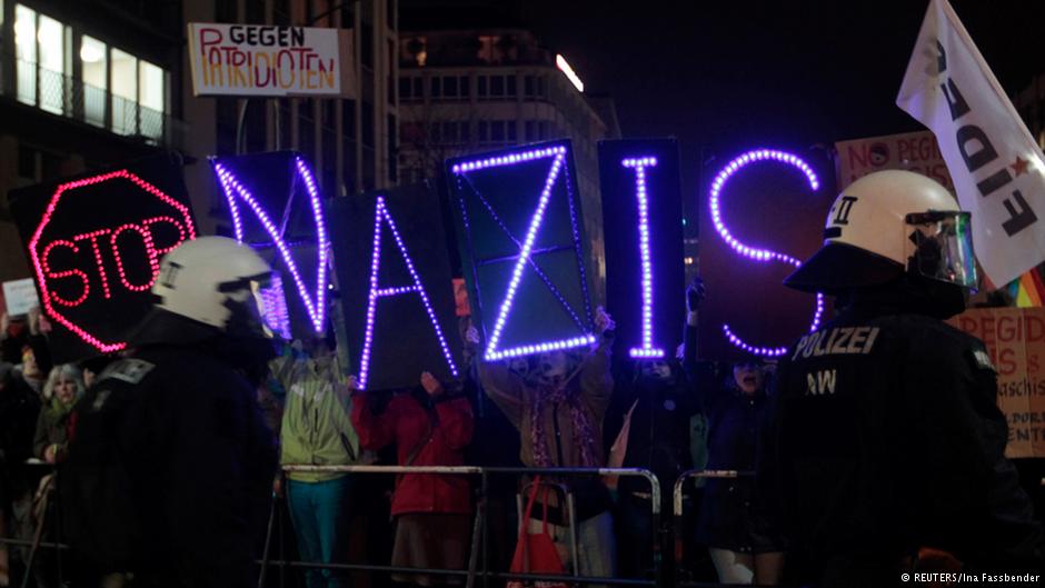 Police officers stand in front of an anti-Pegida demonstration (photo: Reuters/Ina Fassbender)