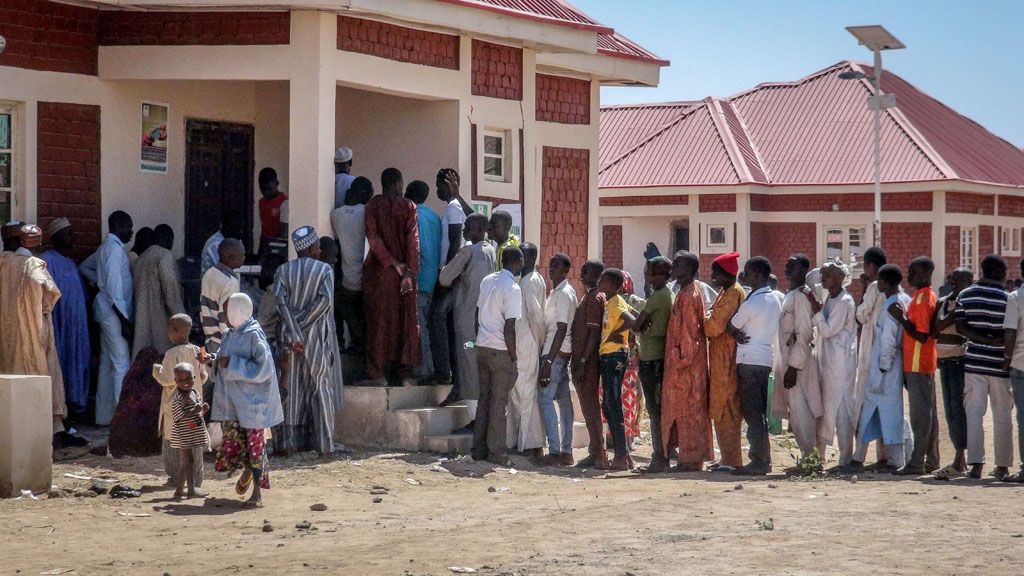 People take refuge in "Teachers Village" in Maiduguri Province of Borno State, Nigeria, after Boko Haram attacked Baga City, 14 January 2015 (photo: picture-alliance/AA/Mohammed Abba)