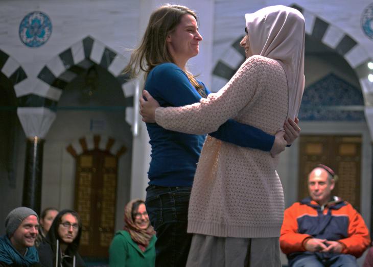 Jews and Muslims attending a Salaam-Shalom initiative event in a mosque (photo: William Noah Glucroft)