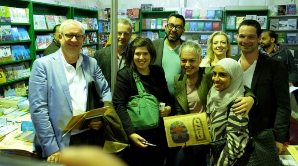 Sherif Bakr mit seinen Gästen beim Abschiedsempfang am Stand des Verlags Al-Arabi; Foto: Amira El Ahl