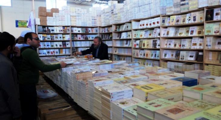 Publisher Khalid Al-Maaly at the trade fair stand of the publishing house Al-Kamel (photo: Amira El Ahl)