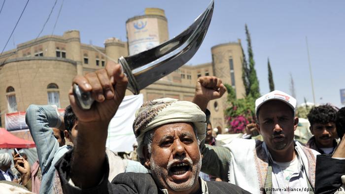 باعتلاء مقاتلي جماعة الحوثي أسطح المباني المحيطة بمنزل الرئيس السابق عبد ربه منصور هادي وقتل حراسه ووضعه رهن الإقامة الجبرية، خلق الحوثيون واقعا جديدا غيّر المعادلة السياسية والأمنية في اليمن.