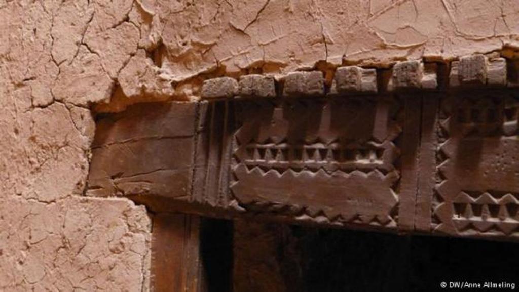 An elaborately decorated wooden door frame in Ait-Ben-Haddou (photo: Anne Allmeling)