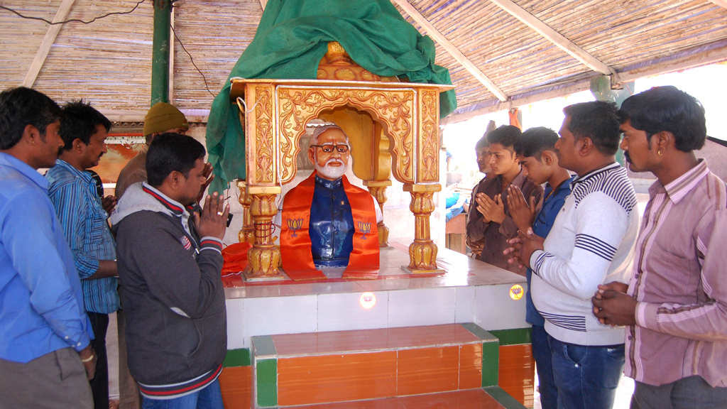 Nachbildung Narendra Modis und hindu-nationalistische Anhänger der BJP in einem Tempel in Rajkot, in der Nähe von Ahmedabad; Foto: AFP/Getty Images