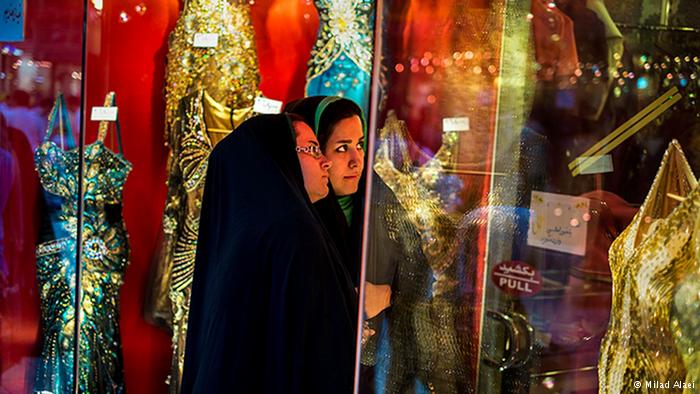 Window shoppers (photo: Milad Alaei)