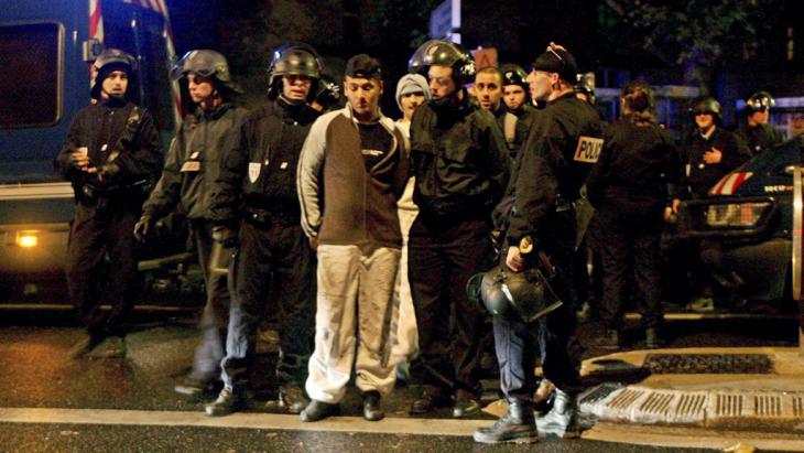 Riots and clashes with police in the banlieue Aulnay sous Bois in north-eastern Paris (picture-alliance/dpa)