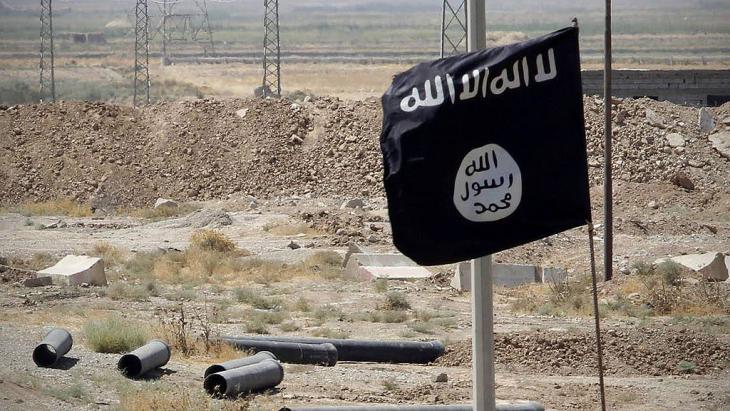 An IS flag waving in the breeze on the road from Tikrit to Kirkuk (photo: Imago/Xinhua)