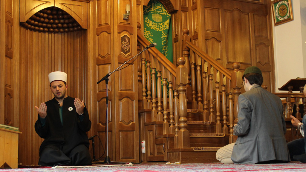 Muslimische Gläubige in einer Moschee in Wien; Foto: Emir Numanovic/DW 