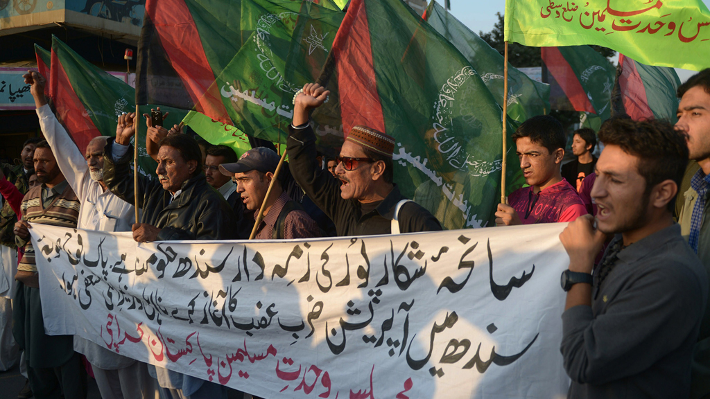 Schiiten in Pakistan protestieren gegen den Bombenanschlag auf eine Moschee in Shikarpur am 30.01.2015; Foto: AFP/Getty Images/R. Tabassum