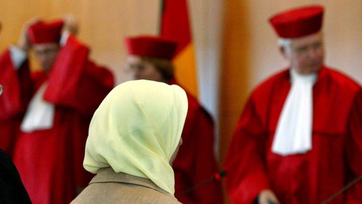 Fereshta Ludin at the Constitutional Court in Karlsruhe after the judges ruled on her case, 24 September 2003 (photo: picture-alliance/dpa/U. Deck)