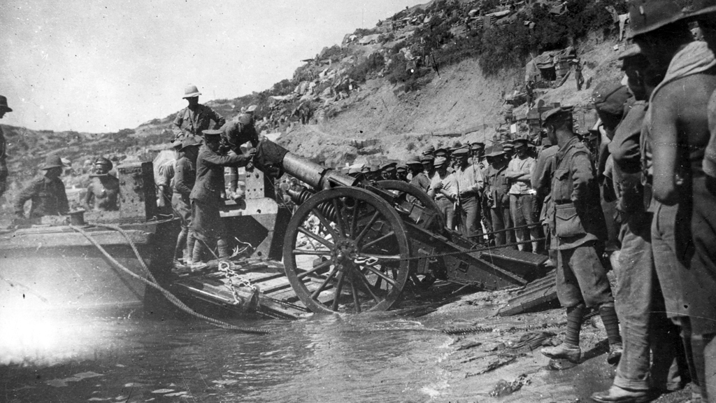 Troops landing at Anzac Cove in the Dardanelles during the Gallipoli campaign of the First World War, 1915 (photo: Hulton Archive/Getty Images)