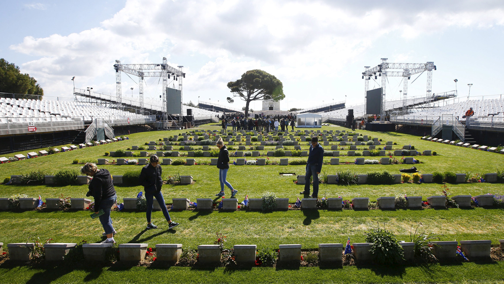 Visitors from Australia and New Zealand walk past gravestones at the Lone Pine Australian memorial in Gallipoli, 23 April 2015 (photo: REUTERS/Osman Orsal)