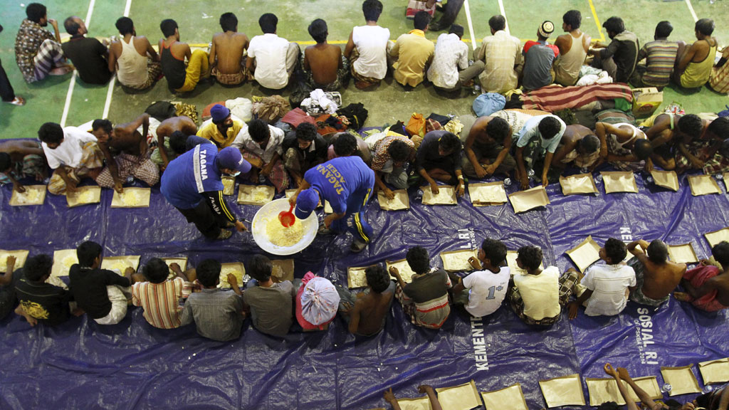 Indonesian Rescue Team members distribute food to migrants, Lhoksukon, Indonesia, 11 May 2015 (photo: Reuters/R. Bintang)