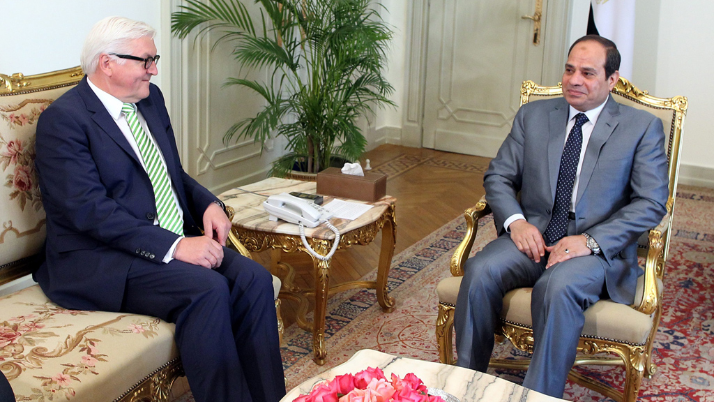 Egyptian President Abdul Fattah al-Sisi (right) meets with German Foreign Minister Frank Walter Steinmeier in Cairo, 4 May 2015 (photo: picture-alliance/EPA/K. Elfiqi)