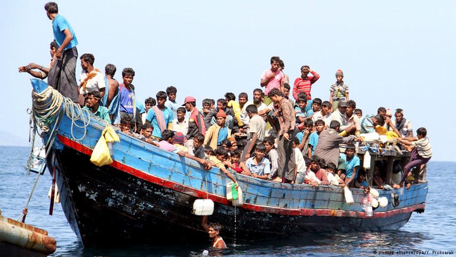 Angehörige der Rohingya auf hoher See; Foto: dpa/picture-alliance