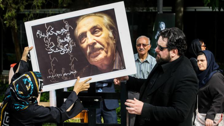 Mourners at the funeral of Mohammad-Ali Sepanlou (photo: ISNA)