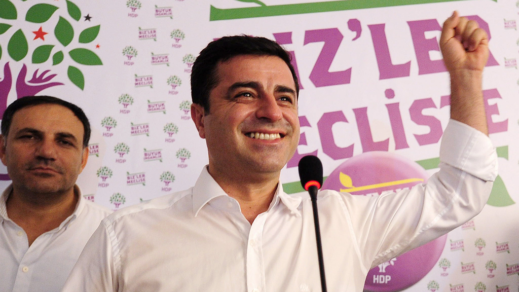 Oppositionsführer Selahattin Demirtaş von der HDP bei einer Pressekonferenz am Wahltag; Foto: Getty Images/AFP/O. Kose