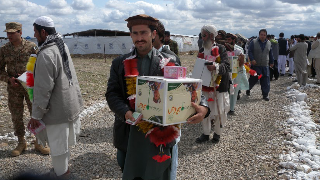 Internally displaced people in Waziristan receiving food packages from political authorities in Tank, March 2015 (photo: DW/ Faridullah Khan)