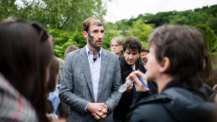 Philipp Ruch, artistic director of the Center for Political Beauty, answers journalists' questions in Berlin (photo: picture-alliance/dpa/G. Fischer)