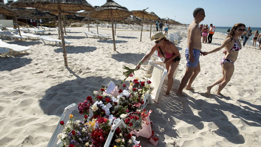 Menschen legen Blumen am Anschlagsort in der Nähe des "Imperial Marhaba Hotels" nieder; Foto: Reuters/Z. Souissi