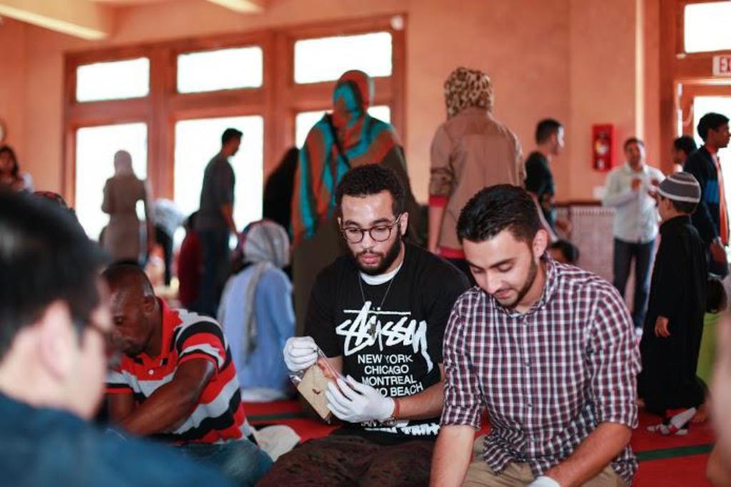 Junge Muslime bereiten Essenspakete für Obdachlose in San Francisco zu; Foto: Abdel-Rahman Bassa