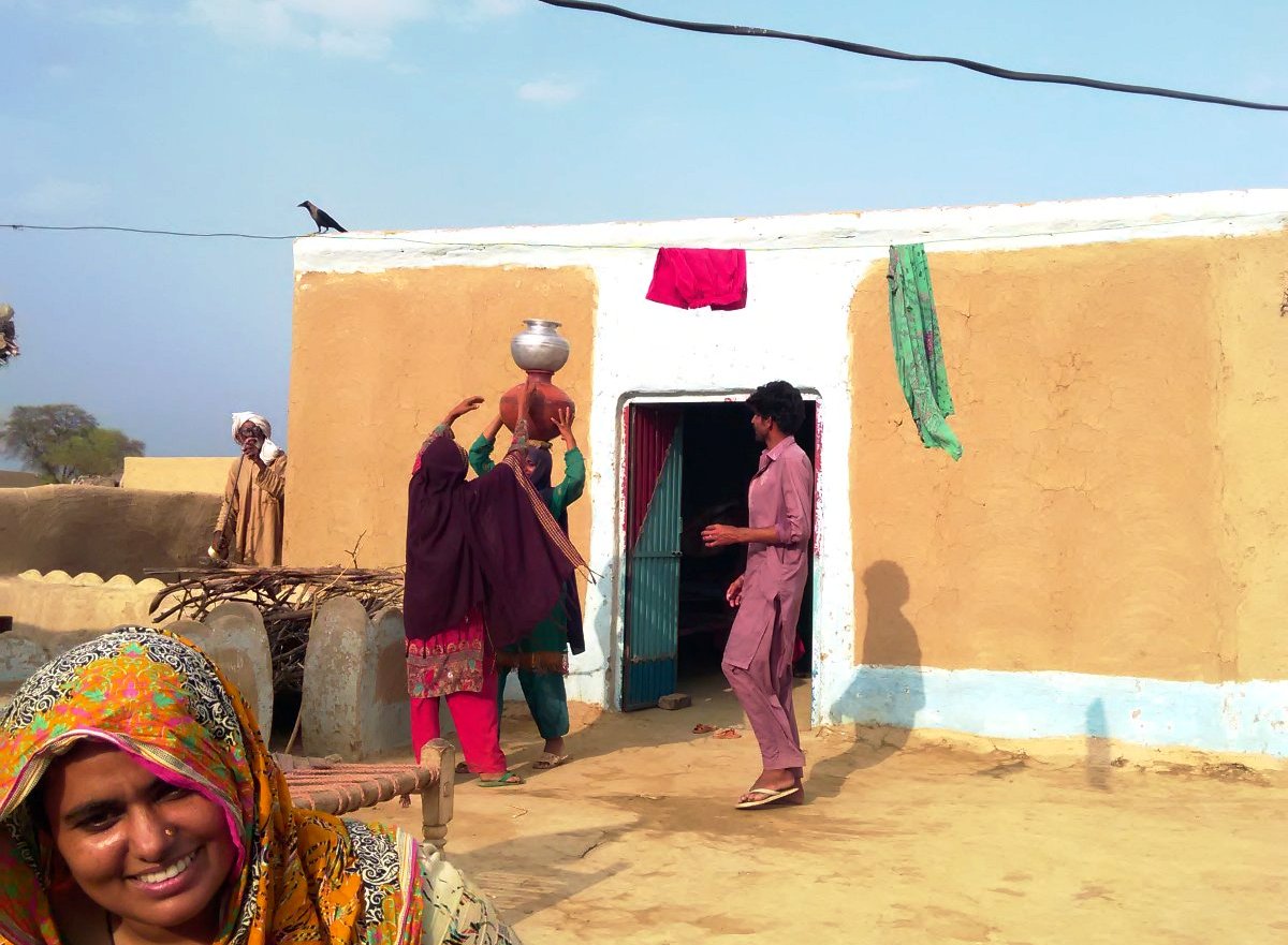 Frauen bereiten sich zum Wasserholen vor. Foto. Usman Mahar