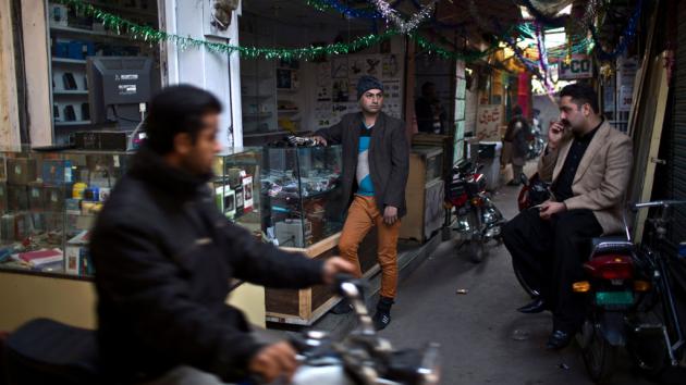 Hijra Waseem during his daytime work (photo: picture-alliance/AP/Muhammed Muheisen)