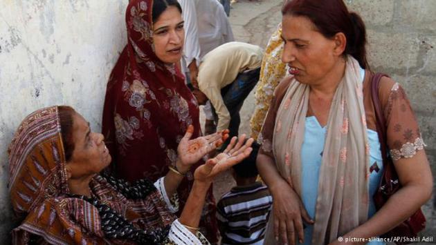 Hijra Bindiya Rana (photo: picture-alliance/AP/Shakil Adil)