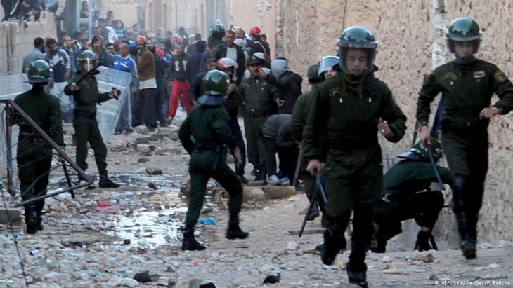 Algerian police officers in Ghardaia (photo: AFP/Getty Images/F. Batiche)