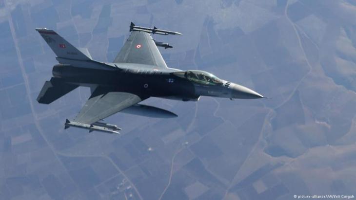 A Turkish Air Force F-16 fighter jet gets ready to hook up a boom to receive mid-air refueling from a refueler tanker over Adana, Turkey on January 5, 2014 (photo: picture-alliance/AA/Veli Gurgah)