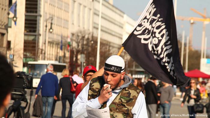 دقت الاستخبارات الألمانية أجراس الخطر حول ارتفاع عدد السلفيين "المتطرفين" في ولاية هامبورغ خلال عام واحد من 70 إلى 270 عنصر، منهم ستون التحقوا بـ "تنظيمات إرهابية" في سوريا.