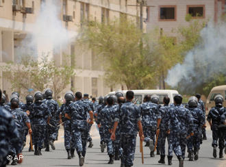 Kuwait's Special Forces disperse a demonstration of Asian workers in Mahboula, Kuwait Monday, 28 July 2008. The workers were demonstrating for better pay and living conditions (photo: AP Photo/Gustavo Ferrari)