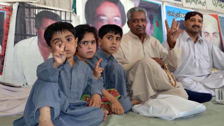 A family from the province of Balochistan protesting against the Pakistani government in Islamabad (photo: DW/A. Ghani Kakar)