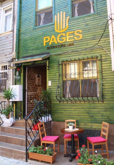 Exterior of the Arabic bookshop "Pages" (photo: Ekrem Guzeldere)