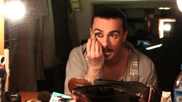 Male belly dancer Erhan Ay preparing to go on stage (photo: DW/G. Köhne)