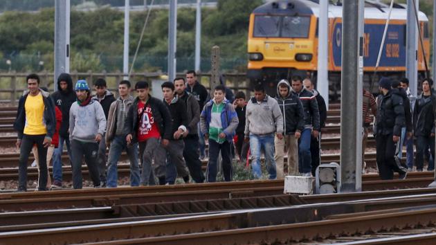 Refugees in Frethun on their way to the Channel Tunnel (photo: Reuters/P. Rossignol) 