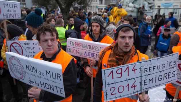 French citizens demonstrate in a show of solidarity with the refugees (photo: Reuters/P. Wojazer)