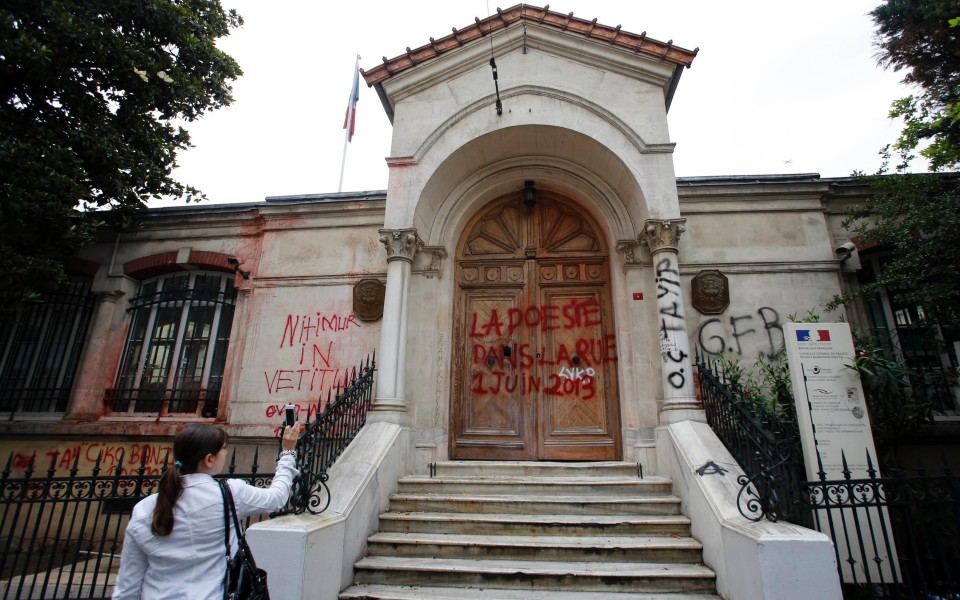 Spruch "Die Poesie ist auf der Straße" am französischen Generalkonsulat in der zentralen İstiklal Caddesi in Istanbul; Foto: Murad Sezer/Reuters