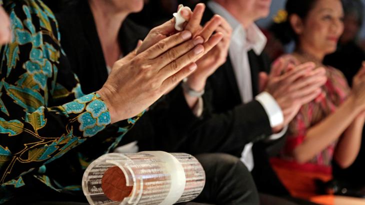 People clapping (photo: Frankfurter Buchmesse/A. Heimann)