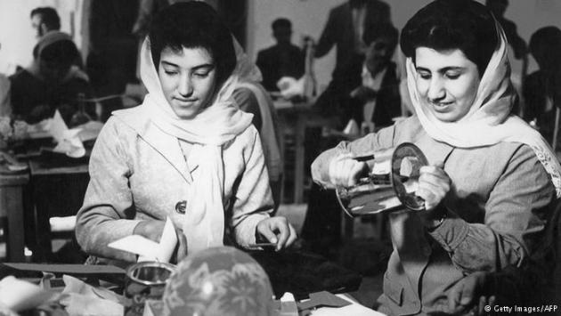 Afghan girls at a secondary school (photo: Getty Images/AFP) 