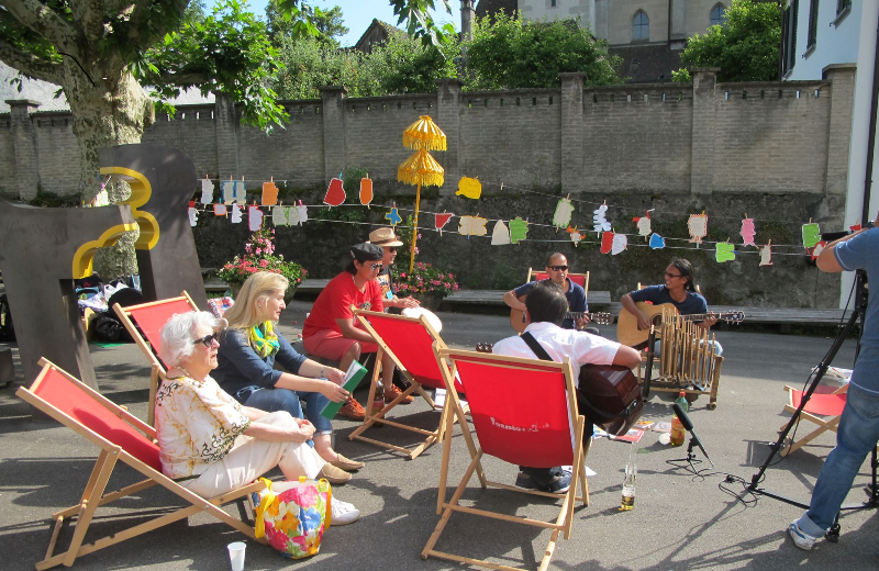 Aktion "Gedichte pflücken" in Zug, Schweiz; Foto: Sigit Susanto