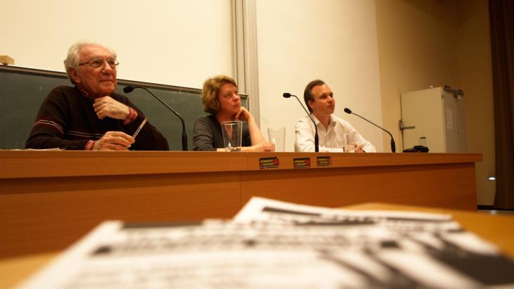 Sadiq al-Azm during a podium discussion, together with Dr Carsten Wieland and Hannah Wettig (photo: DW)