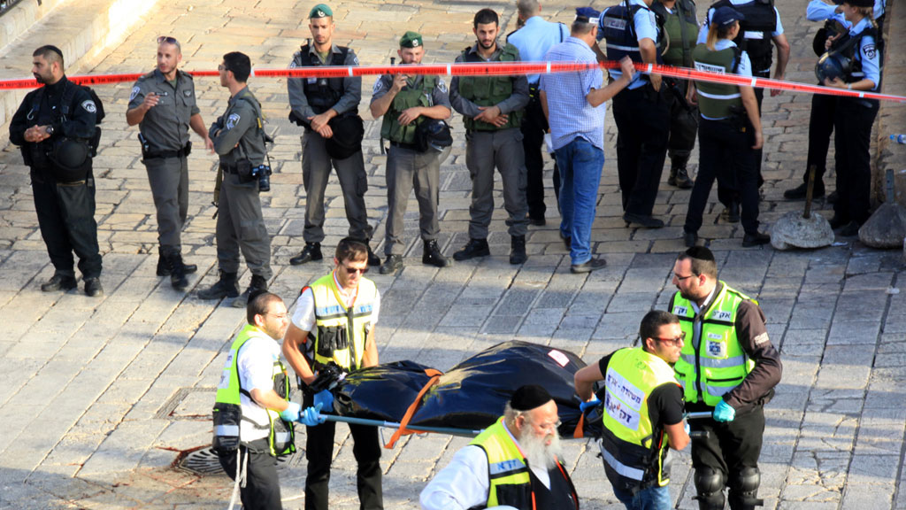 Von israelischen Sichreheitskräften erschossener Attentäter am Damskus-Tor vor der Jerusalemer Altstadt; Foto: picture alliance/ZUMA Press/M. Abu Turk 