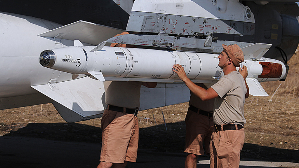 Syrische Kampfjets in Latakia werden von russischem Personal mit Raketen bestükt, Foto: picture-alliance/dpa/ ITAR-TASS