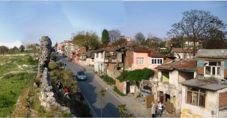 Roma quarter Sulukule (photo: Wikipedia)