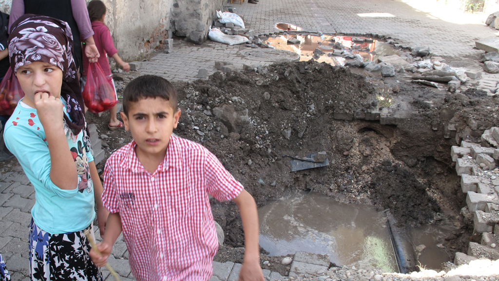 Diyarbakir ditch: children in Diyarbakir's Sur district near the remains of one of the many ditches dug by YDG-H militia, as a means of preventing security forces from driving armoured vehicles into the neighbourhoods (photo: DW/J. Resneck)